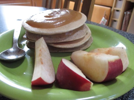 easy HCLF pancakes, this time with maple purhee and fresh apple